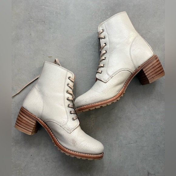 FRYE Sabrina 6G Lace Up Boots - Picture 13 of 16